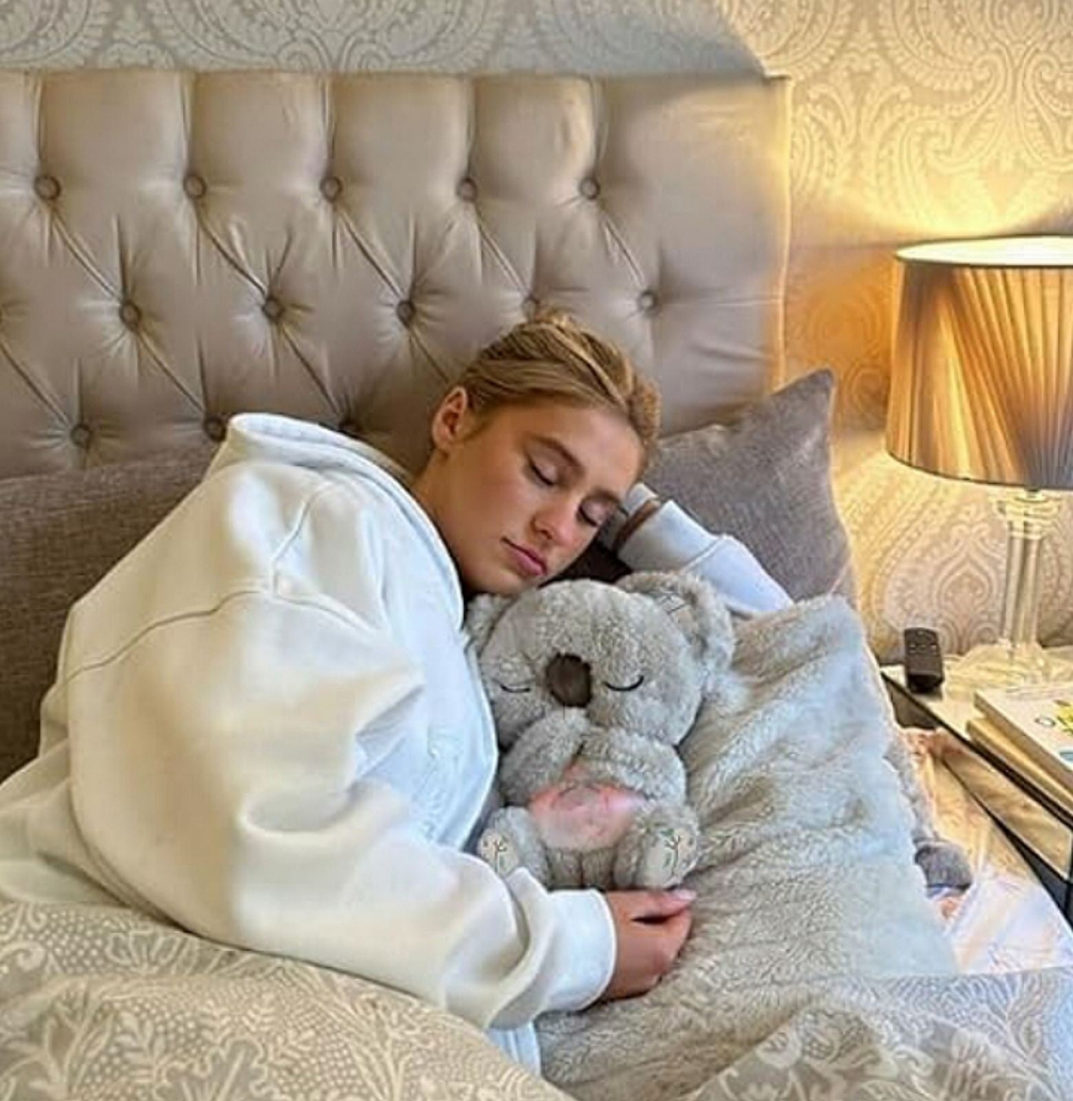 Dete spava sa plišanom koalom koja diše – sigurnost i uteha tokom noći