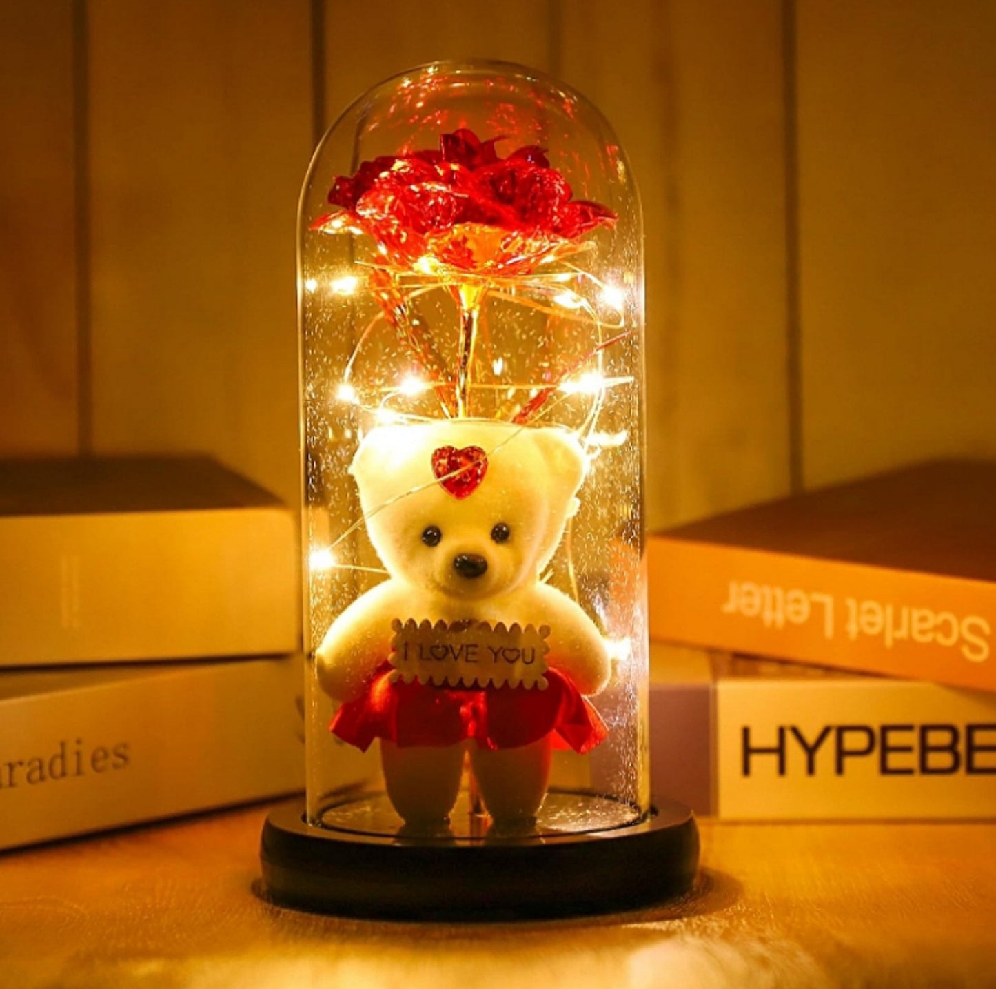 Staklena kupola sa crvenom ružom i plišanim medvedićem u crvenoj suknjici sa natpisom "I LOVE YOU".
