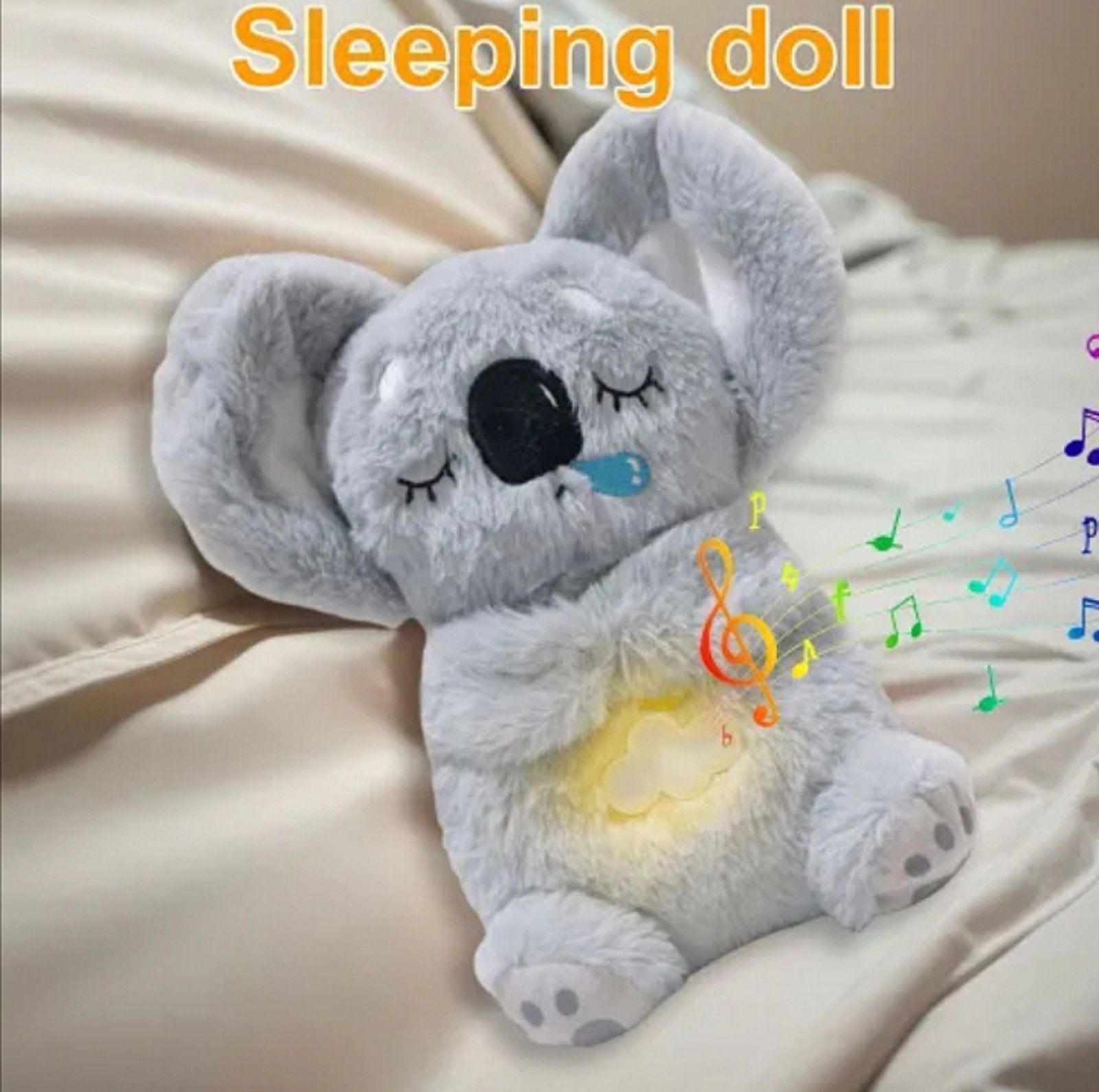 Roze plišana koala na krevetu – interaktivna igračka za uspavljivanje beba