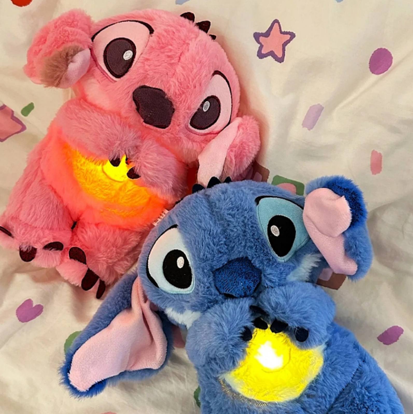 Plava plišana igračka sa svetlosnim efektom na stomaku – interaktivna igračka za decu