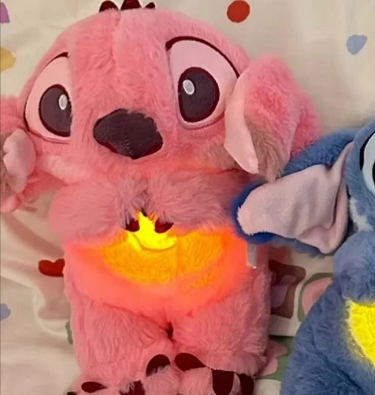 Plišana igračka sa pokretnim ušima, svetlom i muzikom – savršen poklon za dečake i devojčice