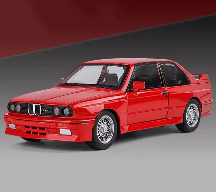 Metalni Bmw E30 M3 sa svetlecim farovima koji otvara vrata haubu i gepek