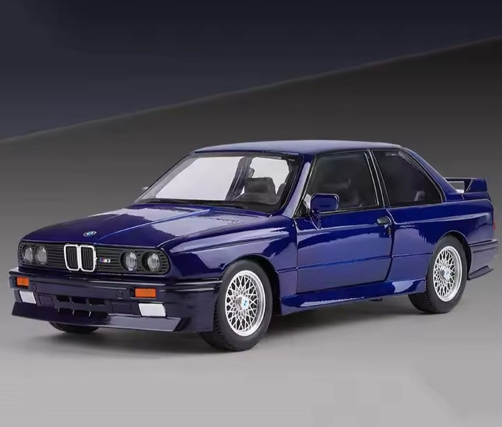 Metalni Bmw E30 M3 sa svetlecim farovima koji otvara vrata haubu i gepek
