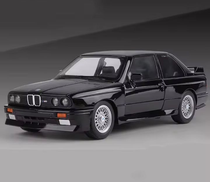 Metalni Bmw E30 M3 sa svetlecim farovima koji otvara vrata haubu i gepek
