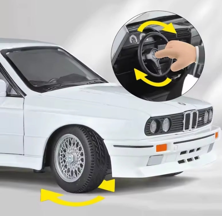 Metalni Bmw E30 M3 sa svetlecim farovima koji otvara vrata haubu i gepek