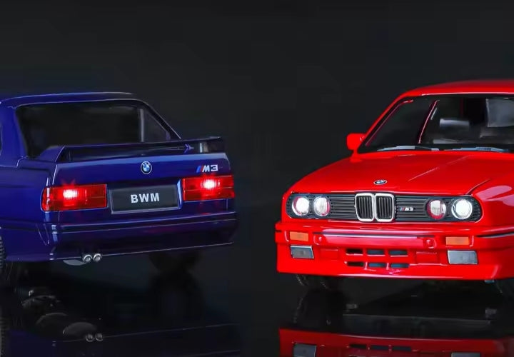Metalni Bmw E30 M3 sa svetlecim farovima koji otvara vrata haubu i gepek