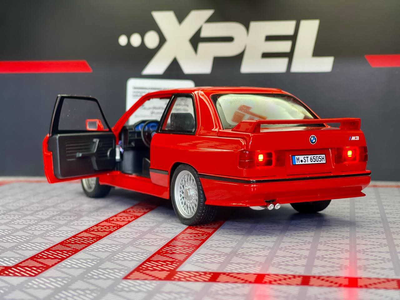 Metalni Bmw E30 M3 sa svetlecim farovima koji otvara vrata haubu i gepek