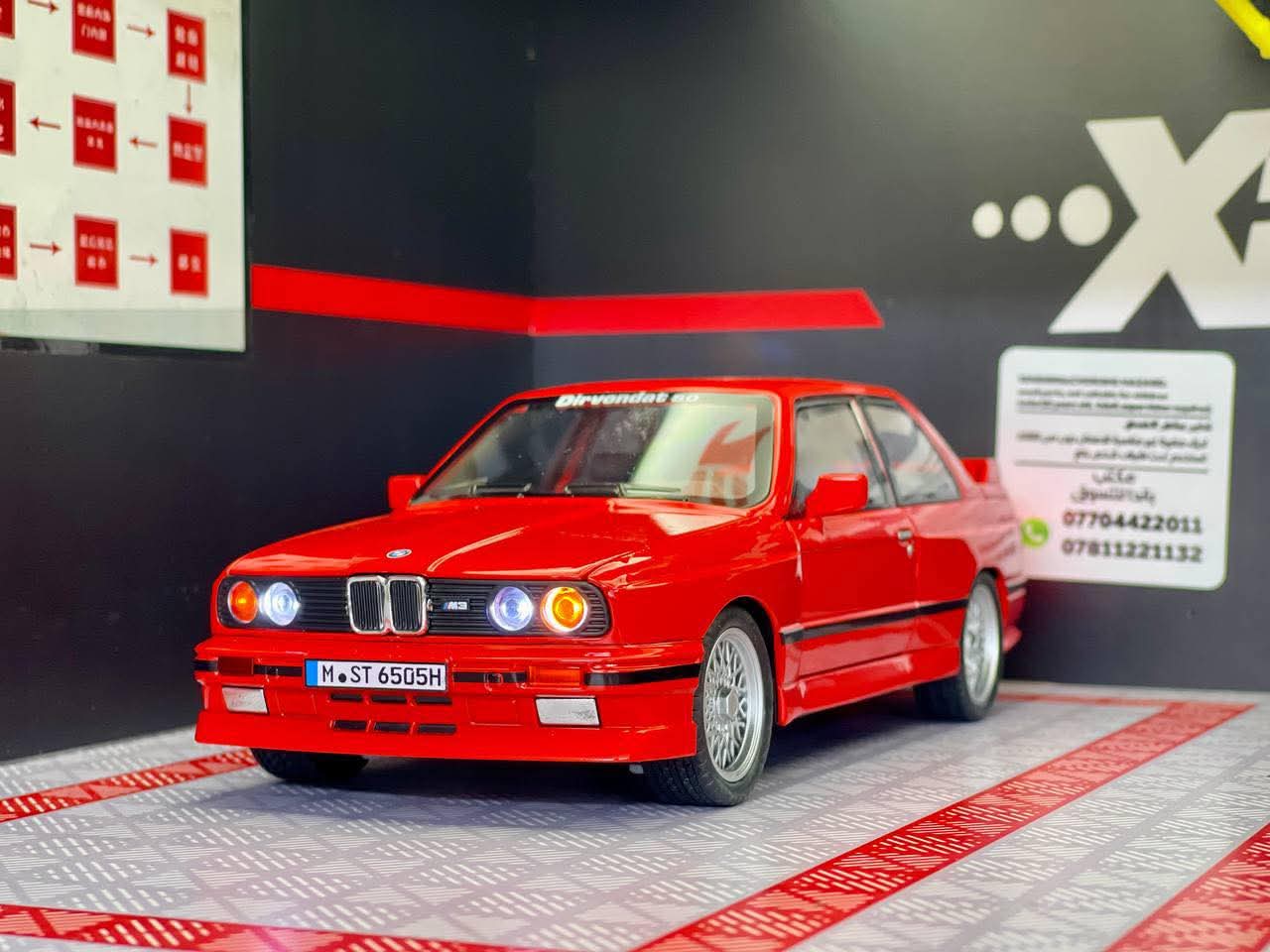 Metalni Bmw E30 M3 sa svetlecim farovima koji otvara vrata haubu i gepek