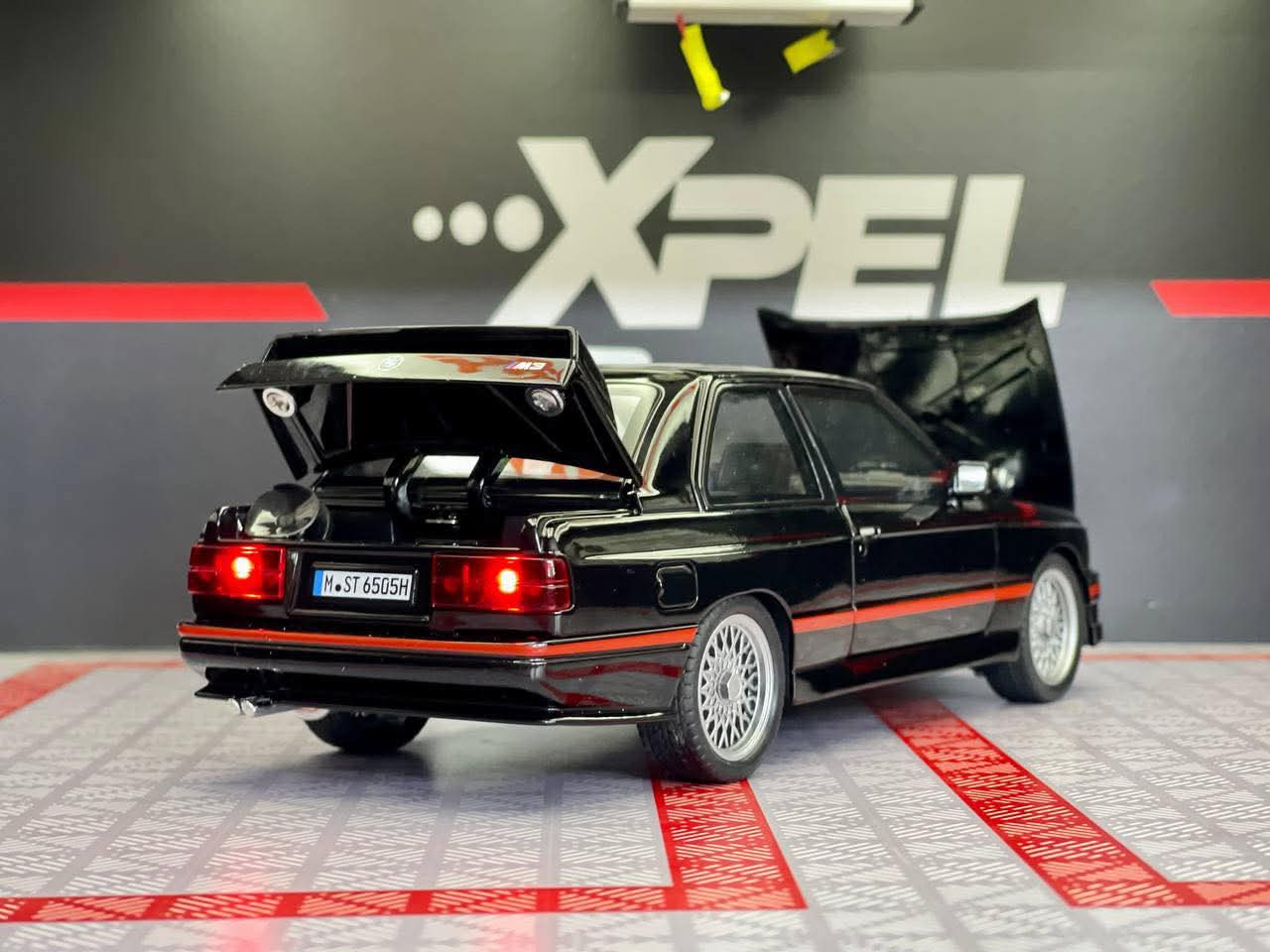 Metalni Bmw E30 M3 sa svetlecim farovima koji otvara vrata haubu i gepek