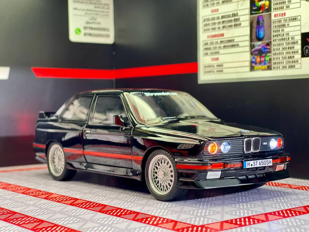 Metalni Bmw E30 M3 sa svetlecim farovima koji otvara vrata haubu i gepek
