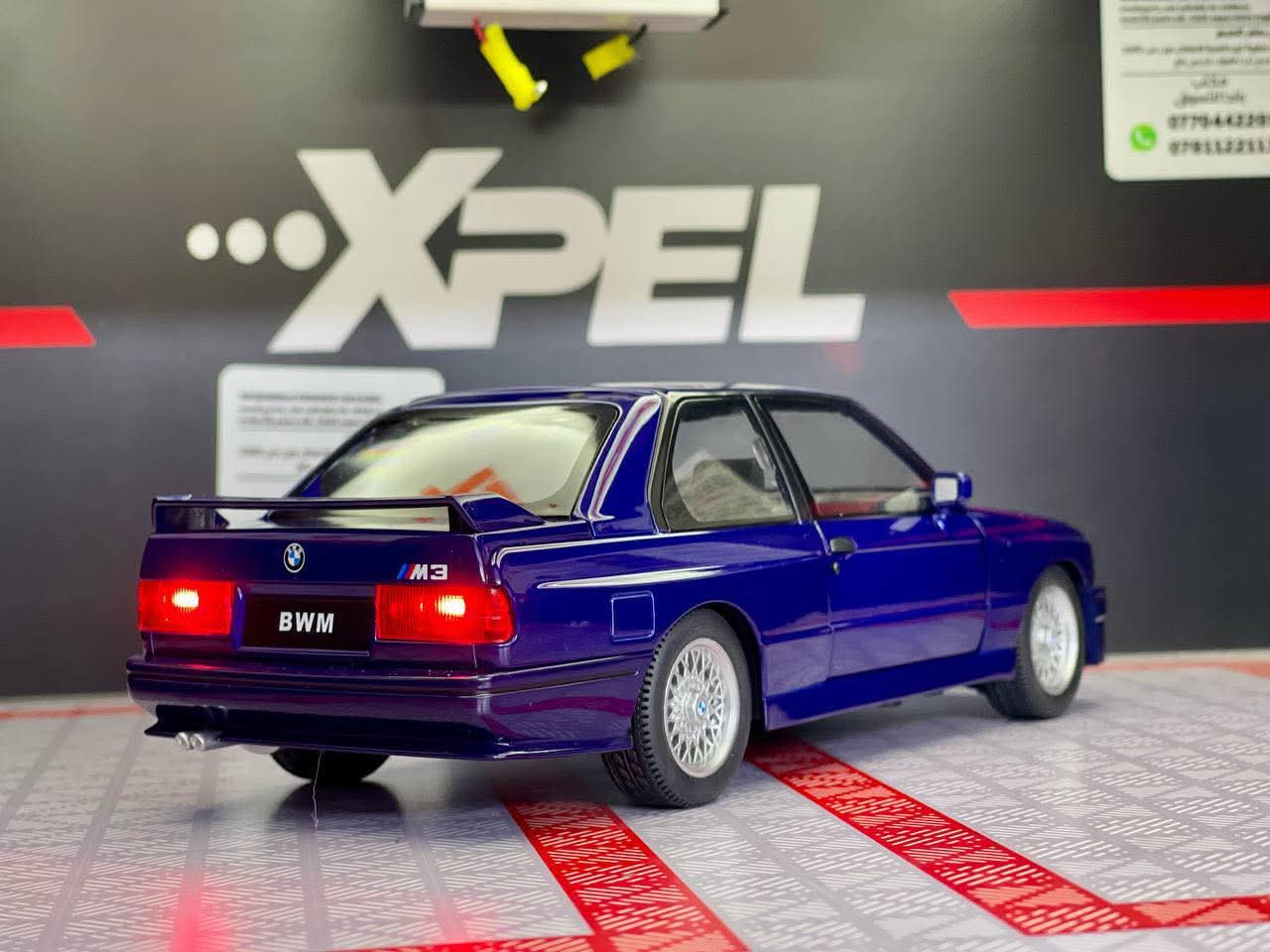 Metalni Bmw E30 M3 sa svetlecim farovima koji otvara vrata haubu i gepek