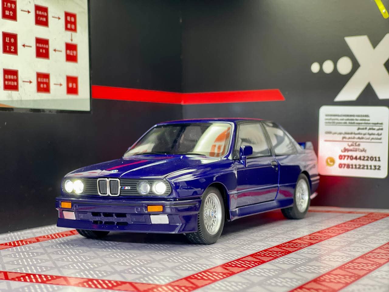 Metalni Bmw E30 M3 sa svetlecim farovima koji otvara vrata haubu i gepek