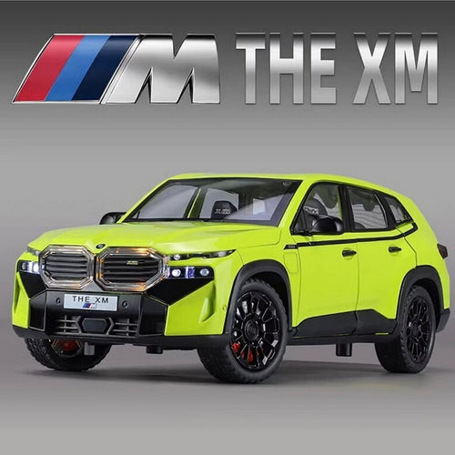 Metalni BMW XM sa svetlećim farovima koji otvara vrata, gepek i haubu