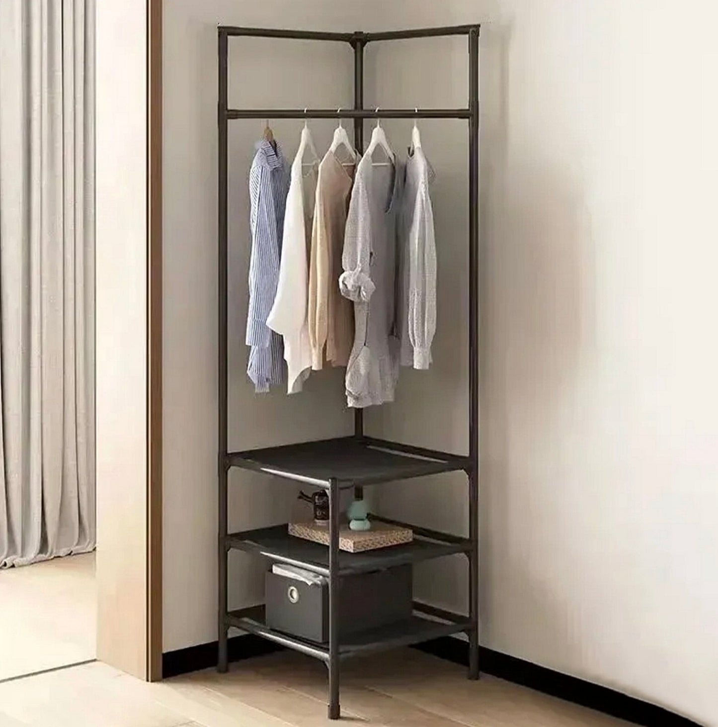 Ugaona polica i čiviluk 2u1 u crnoj boji, postavljena u uglu hodnika.