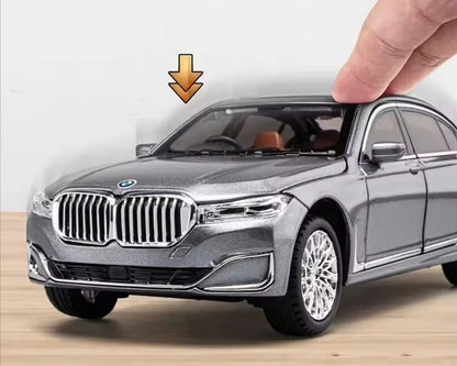 🚘 Luksuzni metalni auto 760Li V12 sa personalizovanim tablicama