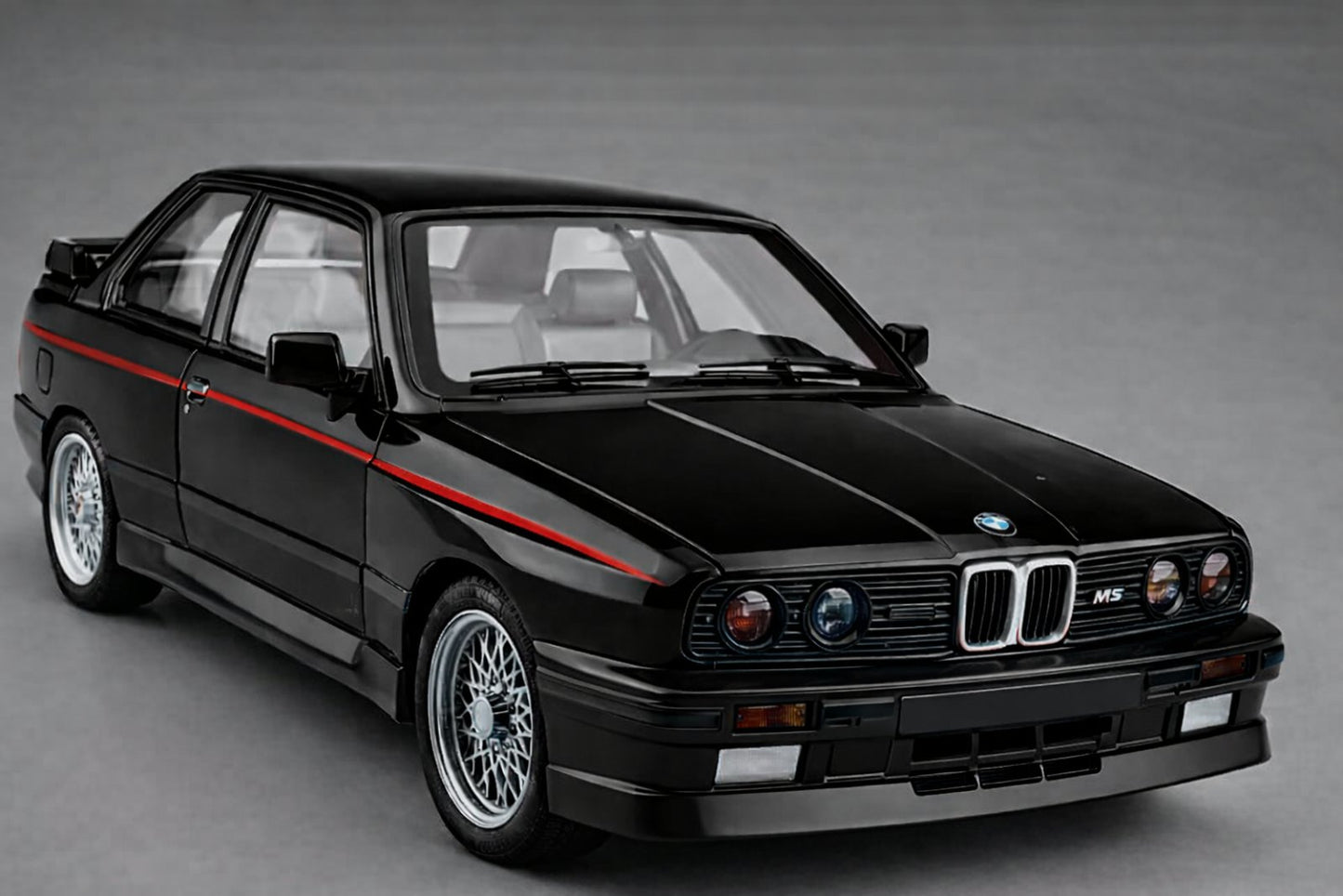 🏁 BMW M3 E30 – full metalan 1:24 sa personalizovanim tablicama
