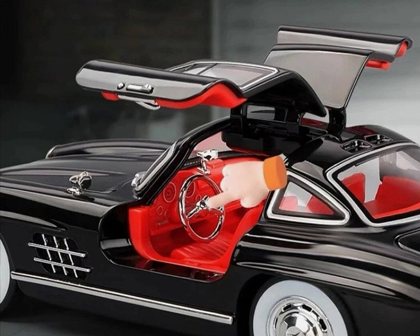 Mercedes-Benz 300SL sa poklon personalizovanim tablicama