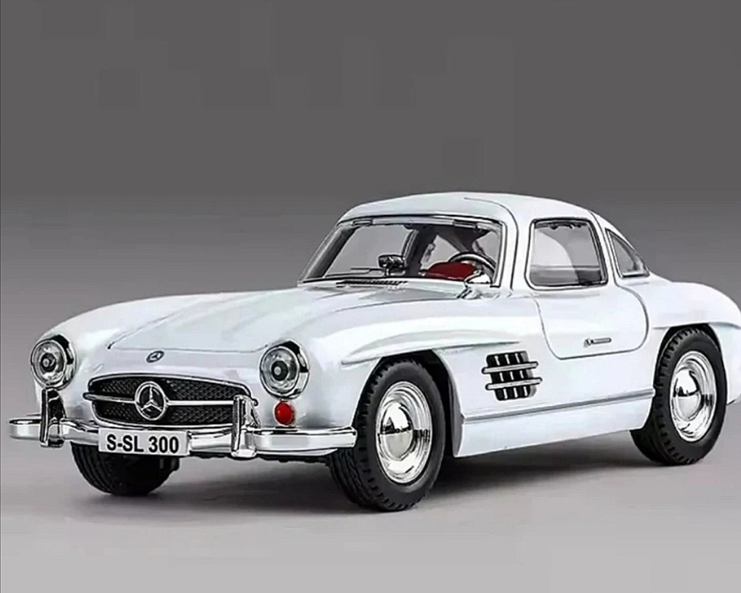 Mercedes-Benz 300SL sa poklon personalizovanim tablicama