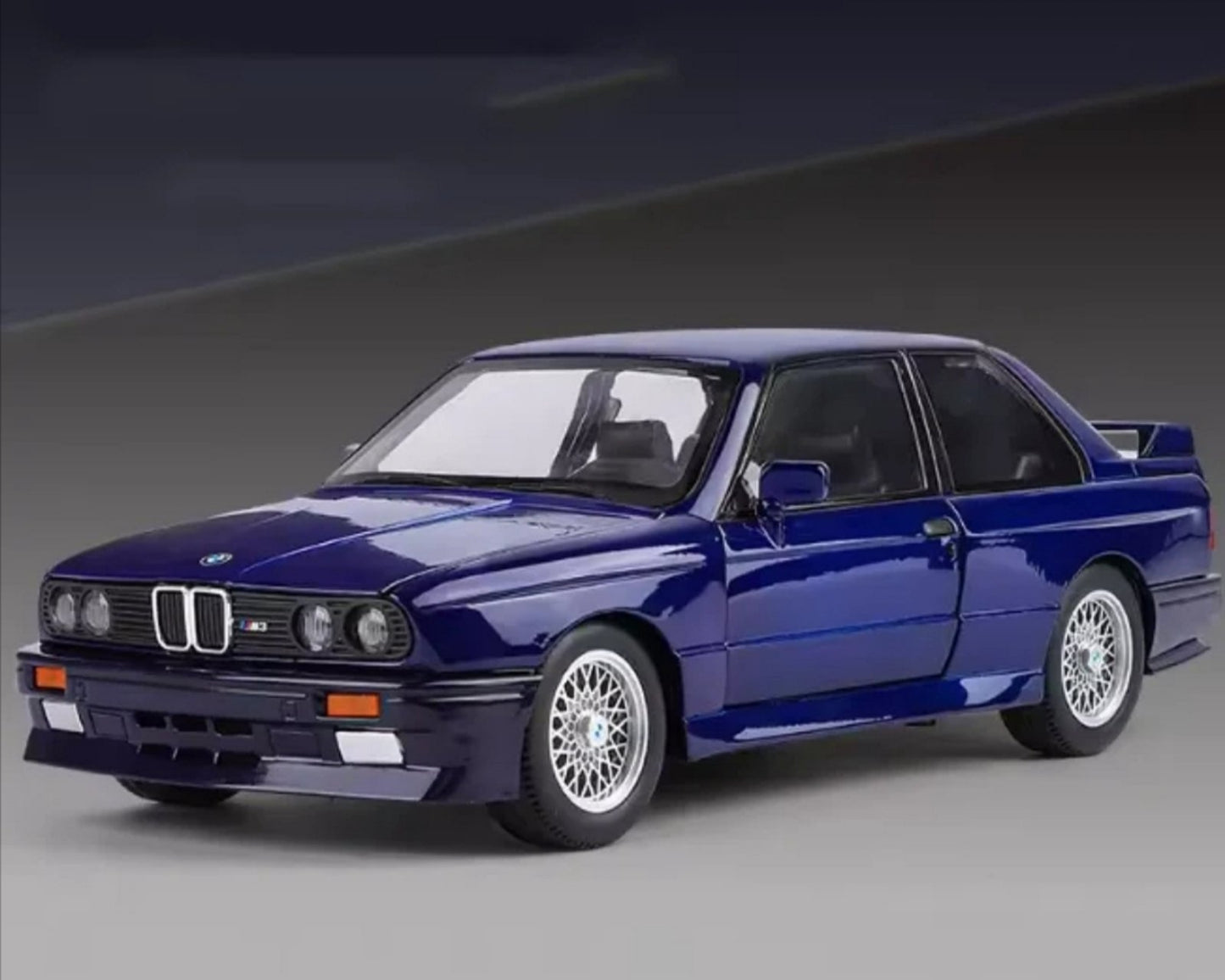 🏁 BMW M3 E30 – full metalan 1:24 sa personalizovanim tablicama