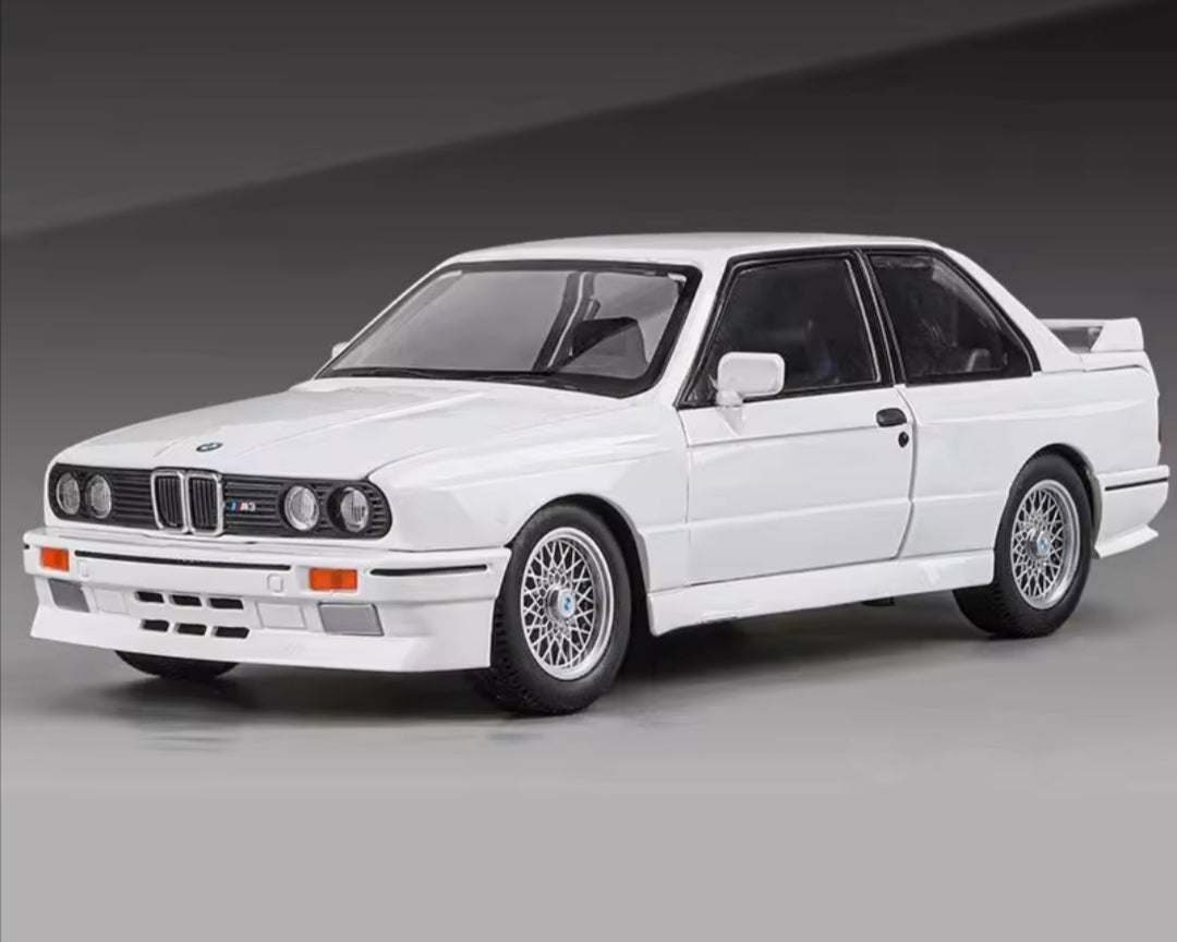 🏁 BMW M3 E30 – full metalan 1:24 sa personalizovanim tablicama