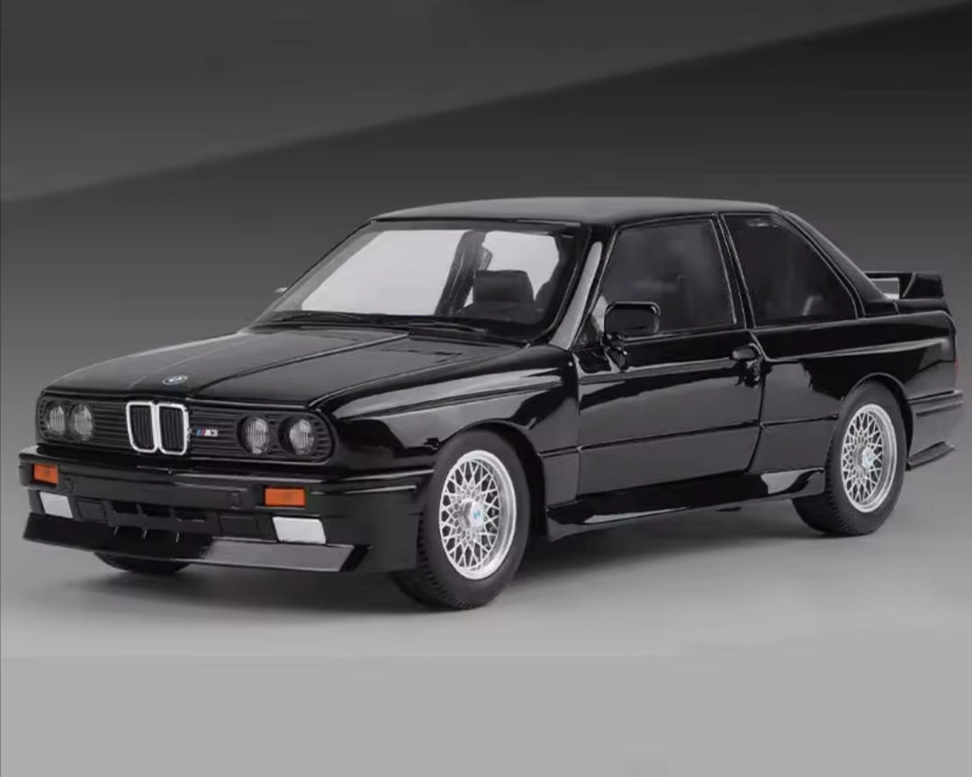 🏁 BMW M3 E30 – full metalan 1:24 sa personalizovanim tablicama