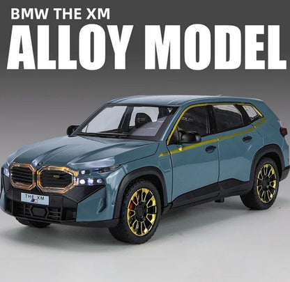 Metalni BMW XM sa svetlećim farovima koji otvara vrata, gepek i haubu